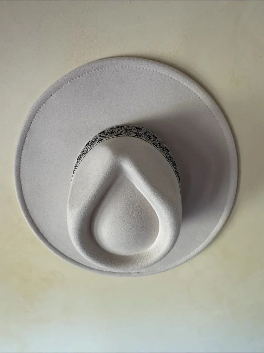 Stylish Women's White Felt Fedora Hat with Patterned Band